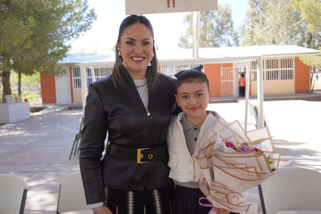 Entrega Yesenia Reyes cheque para mejoras educativas en la escuela Miguel Hidalgo