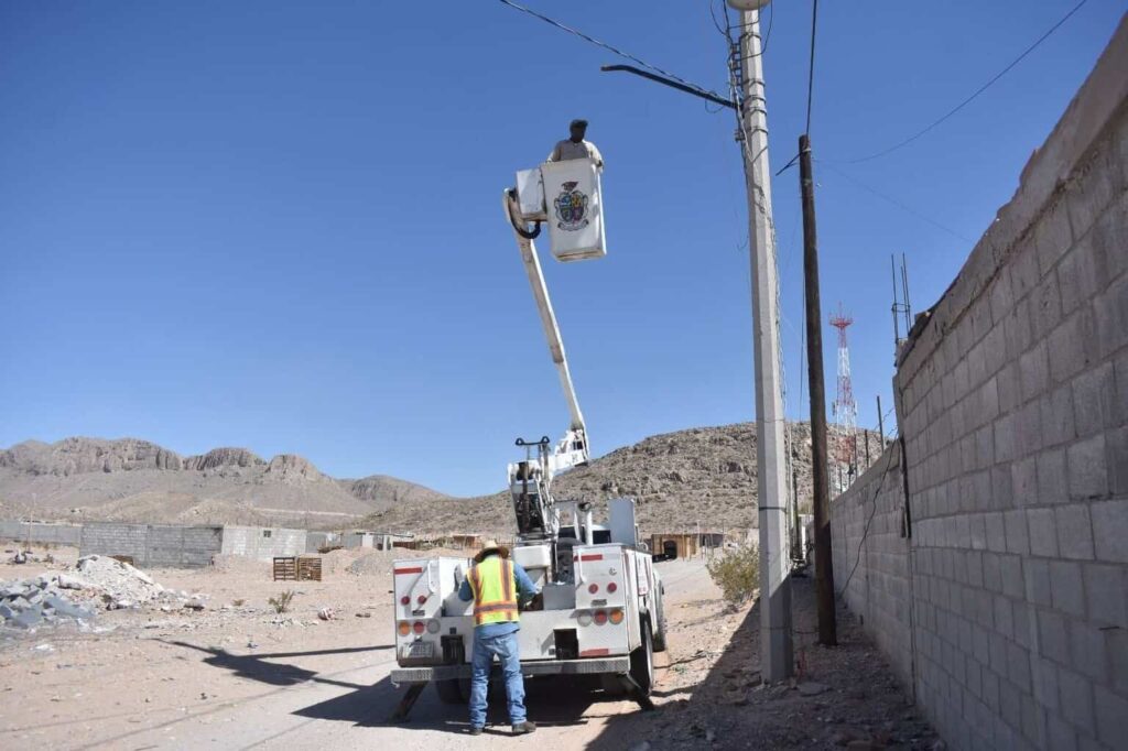 Iluminan colonia Villa Esperanza con lámparas LED