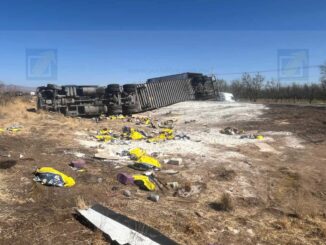 Tráiler cargado de yeso vuelca en carretera Chihuahua – Juárez 