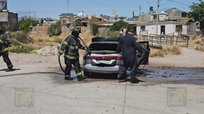 Vehículo es consumido por el fuego tras explosión en el motor en la colonia 2 de Octubre