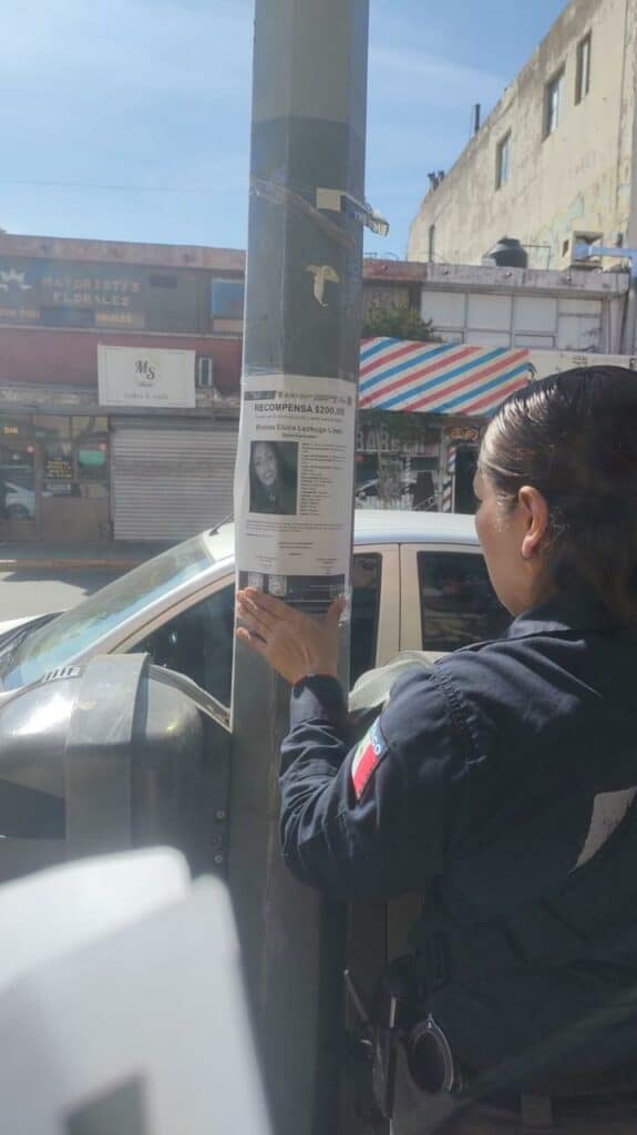 Realiza FEM pega de pesquisas en el centro de la ciudad de Chihuahua