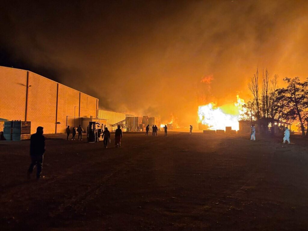 Brindaron apoyo bomberos de Cuauhtémoc en incendio de empresa de Guerrero