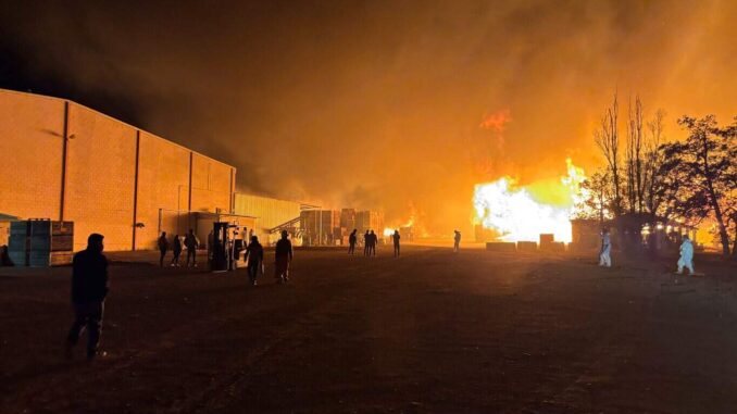 Brindaron apoyo bomberos de Cuauhtémoc en incendio de empresa de Guerrero