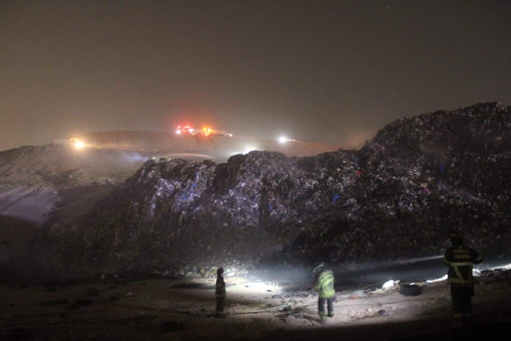 Controlan bomberos y personal del municipio incendio en Relleno Sanitario