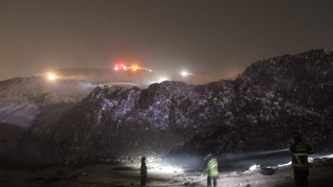 Controlan bomberos y personal del municipio incendio en Relleno Sanitario