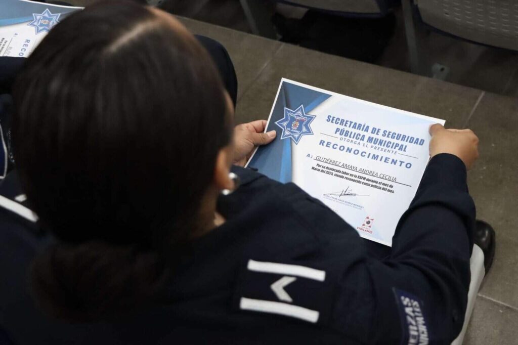 Reconocen a policías municipales por su labor y años de servicio