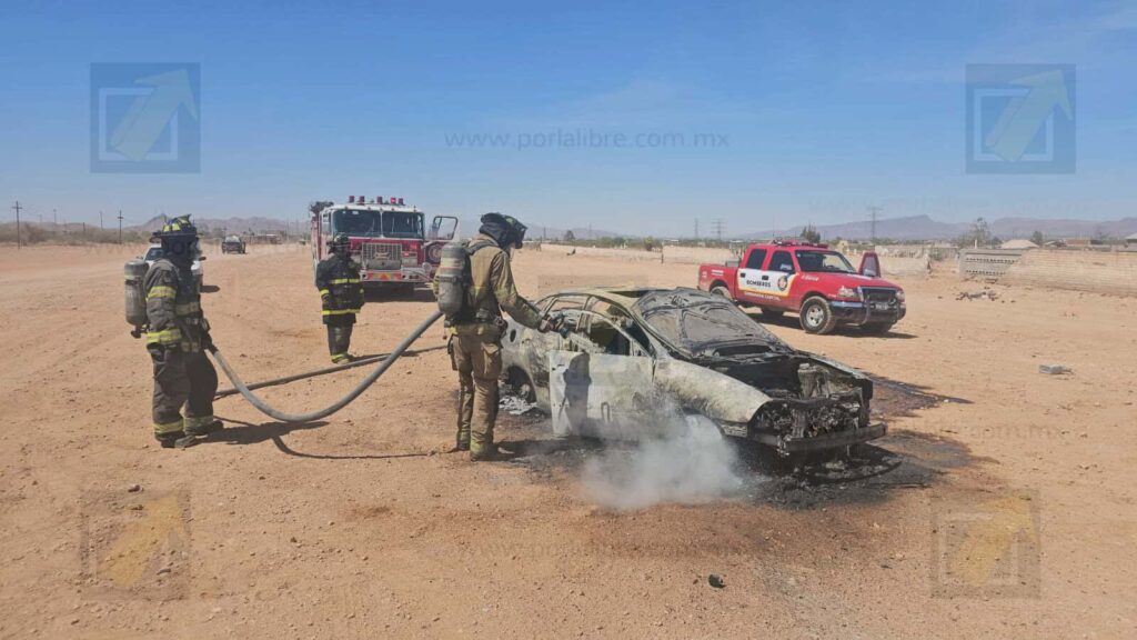 Vehículo fue consumido por el fuego a las afueras del panteón de Carrizalillo