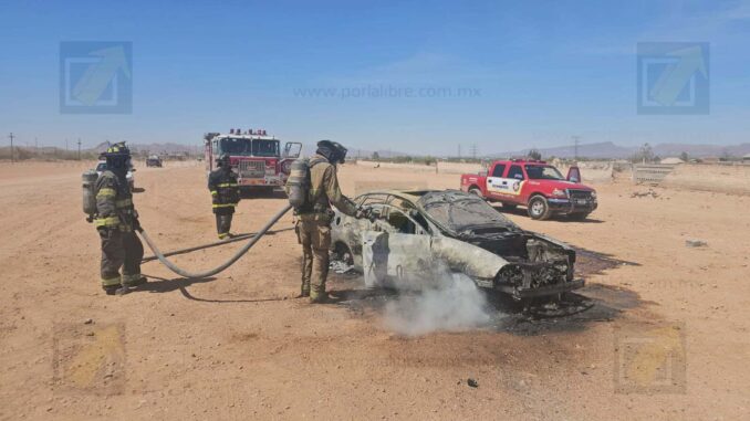Vehículo fue consumido por el fuego a las afueras del panteón de Carrizalillo