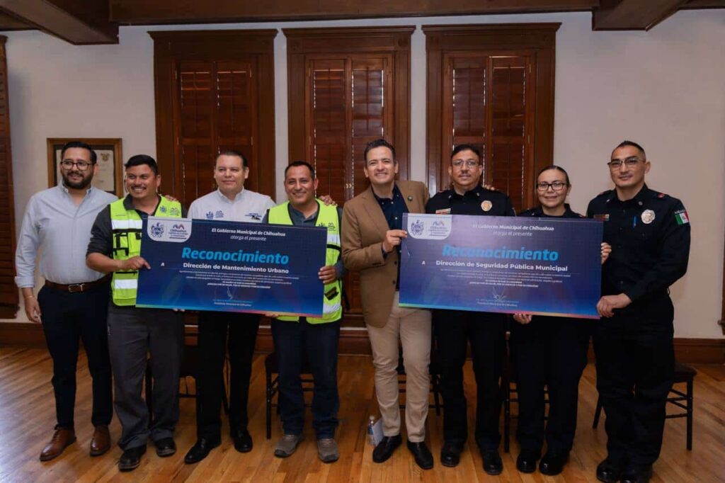 Entrega alcalde bono a bomberos y operadores de pipas por participar en el combate de incendios