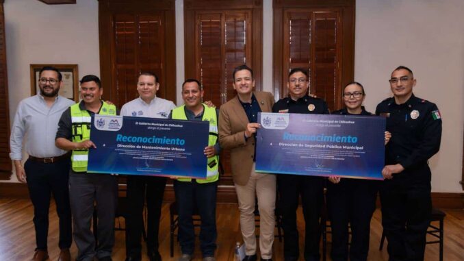 Entrega alcalde bono a bomberos y operadores de pipas por participar en el combate de incendios