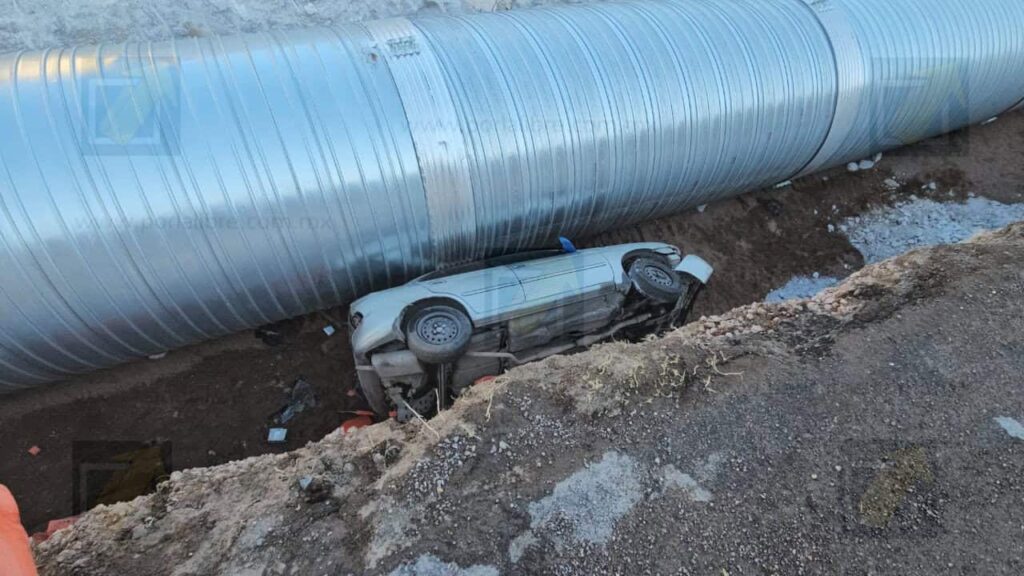 Conductora y su hija caen en zanja de tubería en carretera Chihuahua a Juárez 