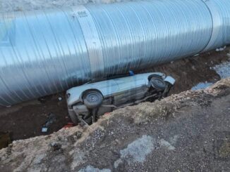 Conductora y su hija caen en zanja de tubería en carretera Chihuahua a Juárez 