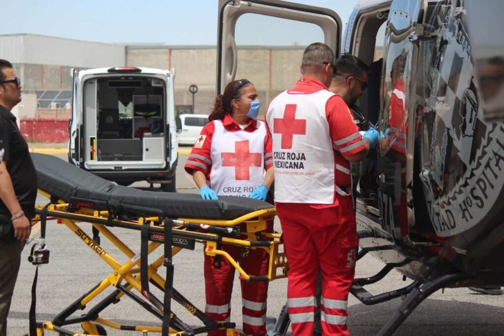 Realizan traslado aéreo de pacientes tras accidente vehicular en Guachochi