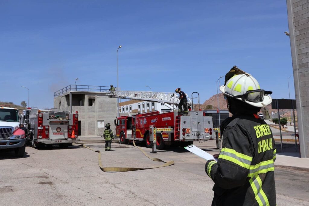 Realizaron bomberos mega simulacro en nuevas instalaciones del ISSCUU