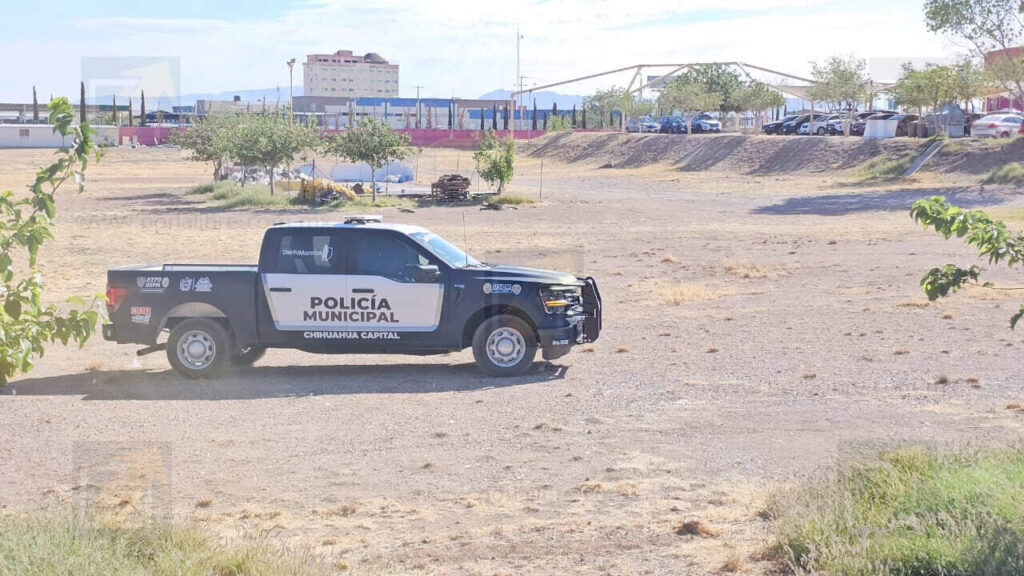Rescatan a hombre atrapado en una alcantarilla cercana al CRIT