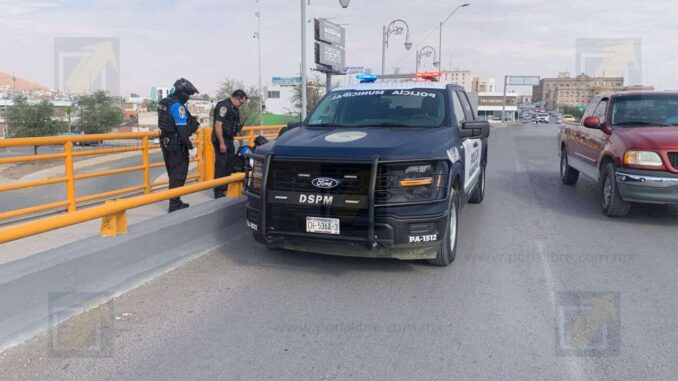 Agentes evitan que joven mujer atente contra su vida en puente de El Trébol