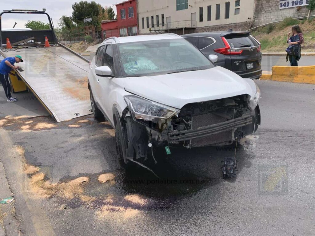 Mujer pierde el control en curva de La Cantera y Washington