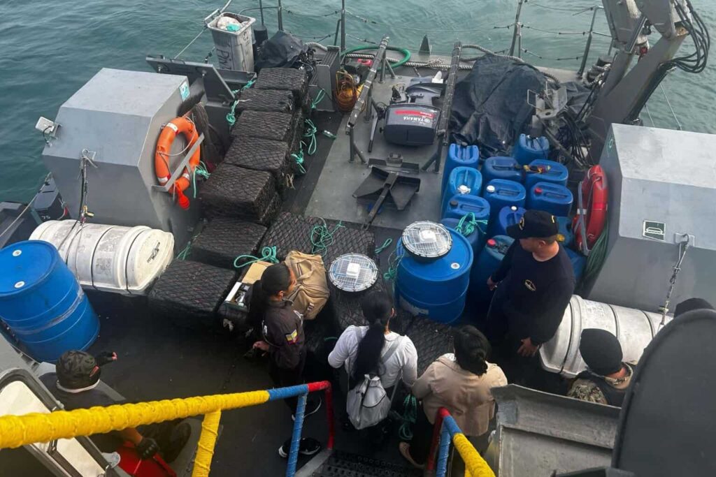 Ecuador asegura lancha con 1.5 toneladas de droga que iban a Centroamérica y México