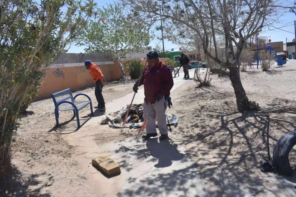 Limpian y dan mantenimiento a parques en la colonia Sierra Vista