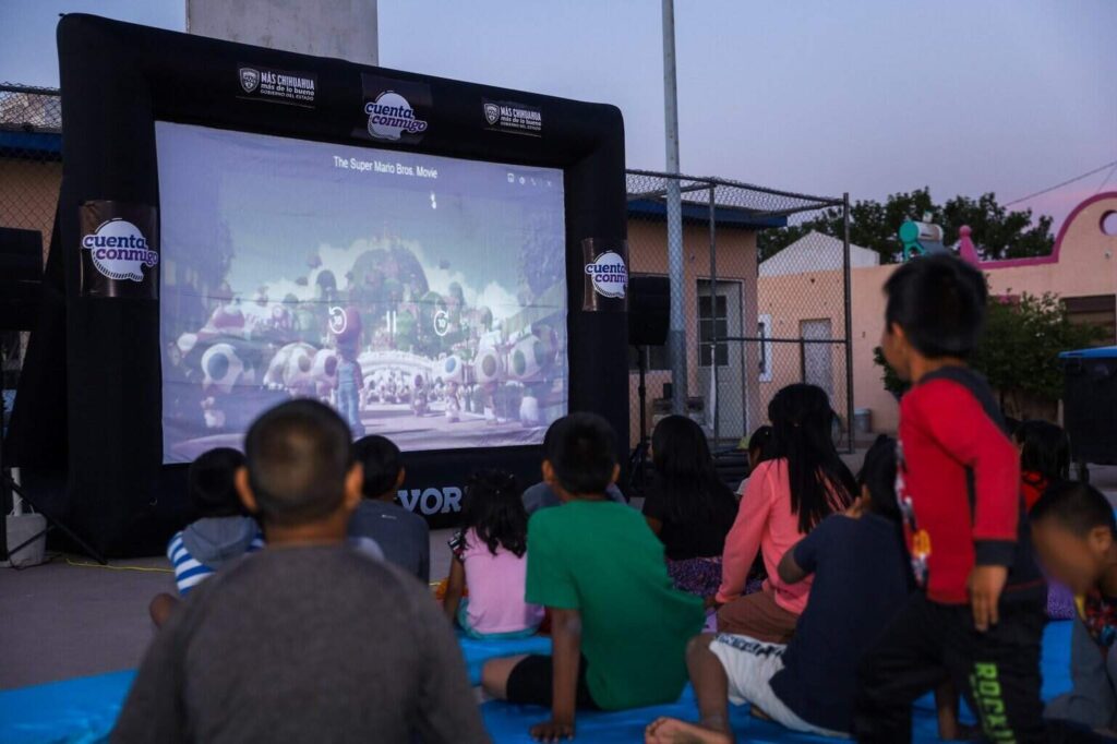 Llevan cine al aire libre a niños de comunidades indígenas urbanas