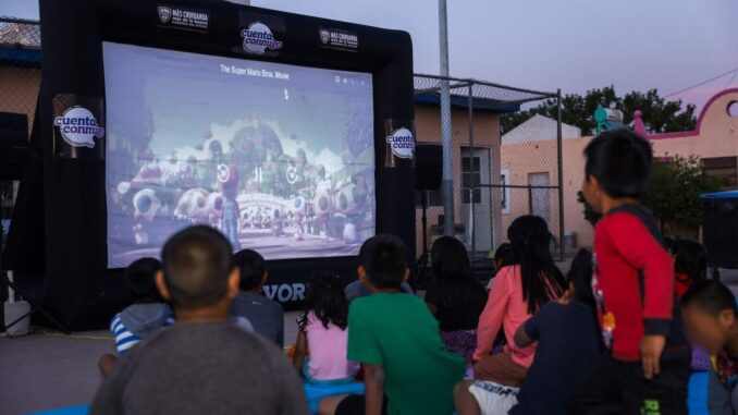 Llevan cine al aire libre a niños de comunidades indígenas urbanas