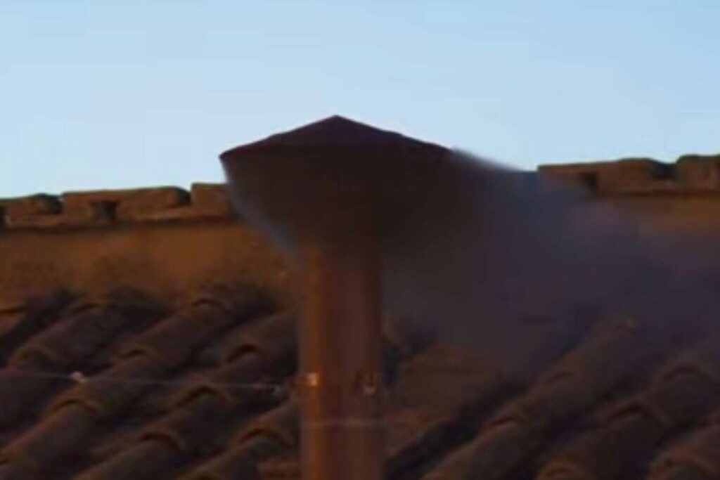 Fumata negra en la primera votación para elegir al papa