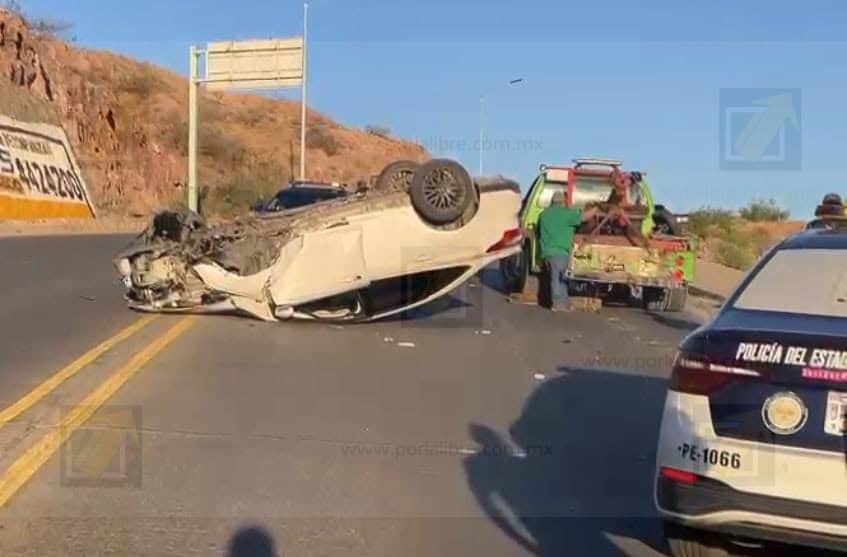Vehículo termina volcado tras exceso de velocidad en avenida 20 de Noviembre