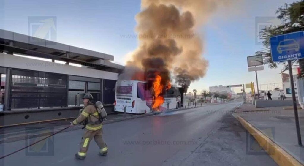 Bowí se incendia en la avenida Universidad sin dejar personas heridas