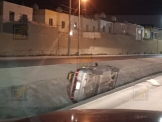 Automovilista vuelca en canal de agua al intentar cruzar hacia un Oxxo