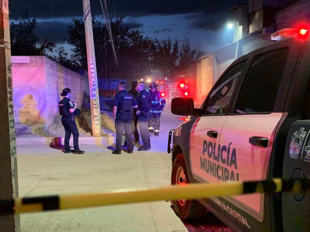 Incendio consume granja y vehículo en la colonia Nombre de Dios