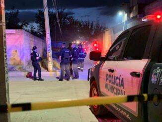 Incendio consume granja y vehículo en la colonia Nombre de Dios