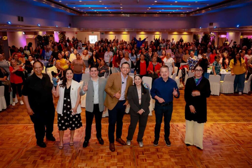 Felicita alcalde Bonilla a mamás de Chihuahua por su día