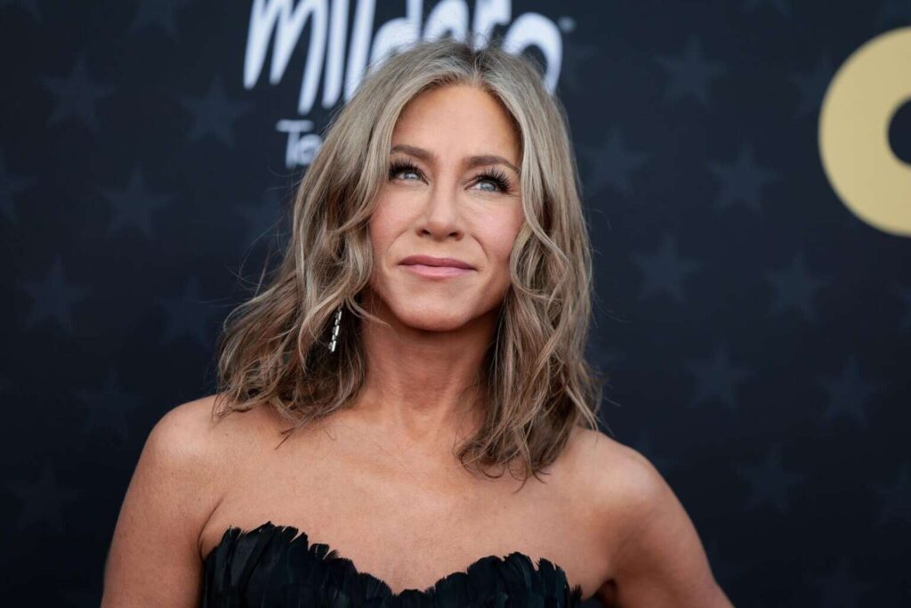 Hombre que estrelló su coche contra la casa de Jennifer Aniston es acusado de hostigamiento