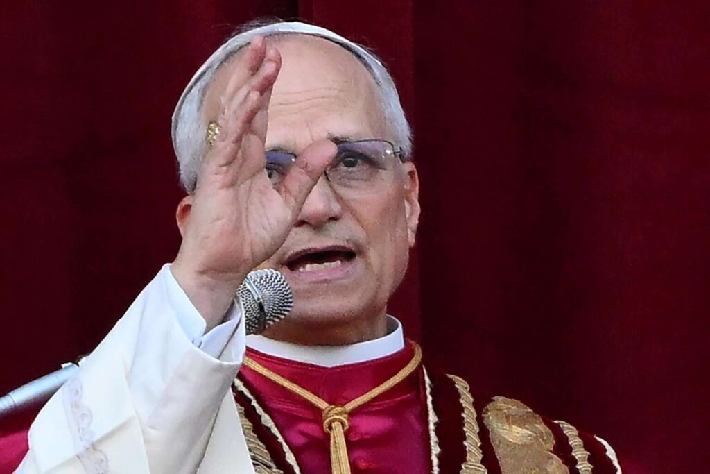 León XIV, ¿un papa estadounidense que desafía la política migratoria de Trump?