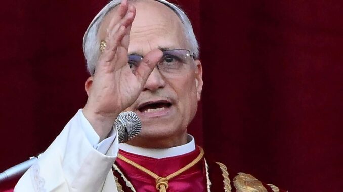 León XIV, ¿un papa estadounidense que desafía la política migratoria de Trump?