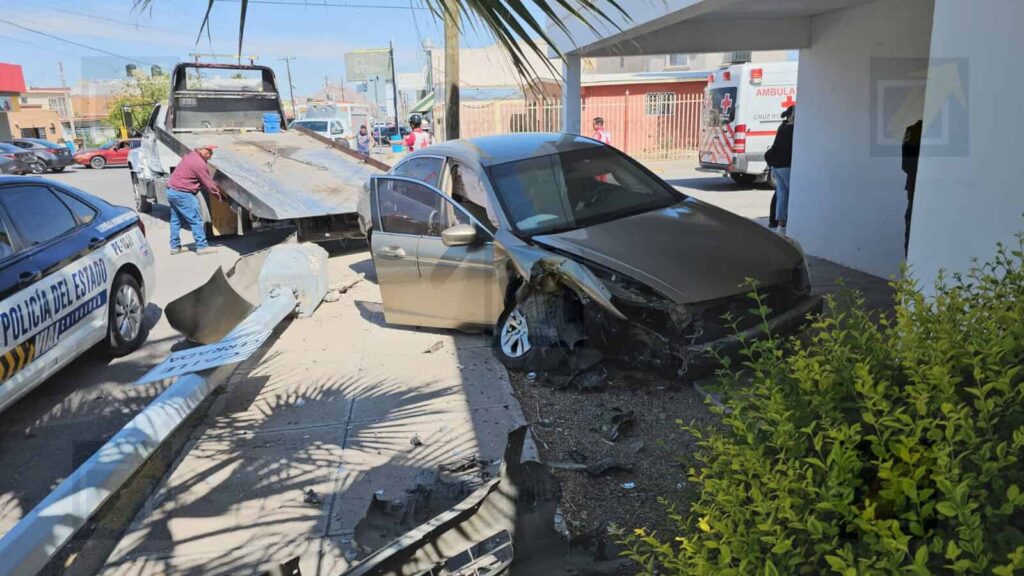 Adulta mayor pierde el control de su auto y derriba luminaria en la colonia Burócrata