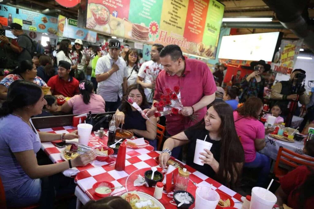 Felicita Alcalde con rosas a madres en su día