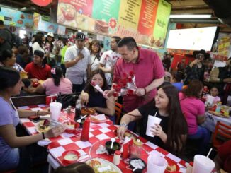 Felicita Alcalde con rosas a madres en su día