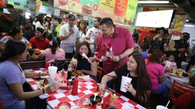 Felicita Alcalde con rosas a madres en su día
