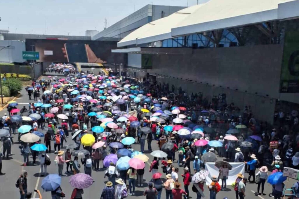 Bloqueos de la CNTE enloquecen ambas terminales del AICM