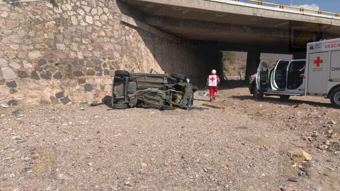 Choca y cae desde puente en carretera a Cuauhtémoc; conductora atrapada
