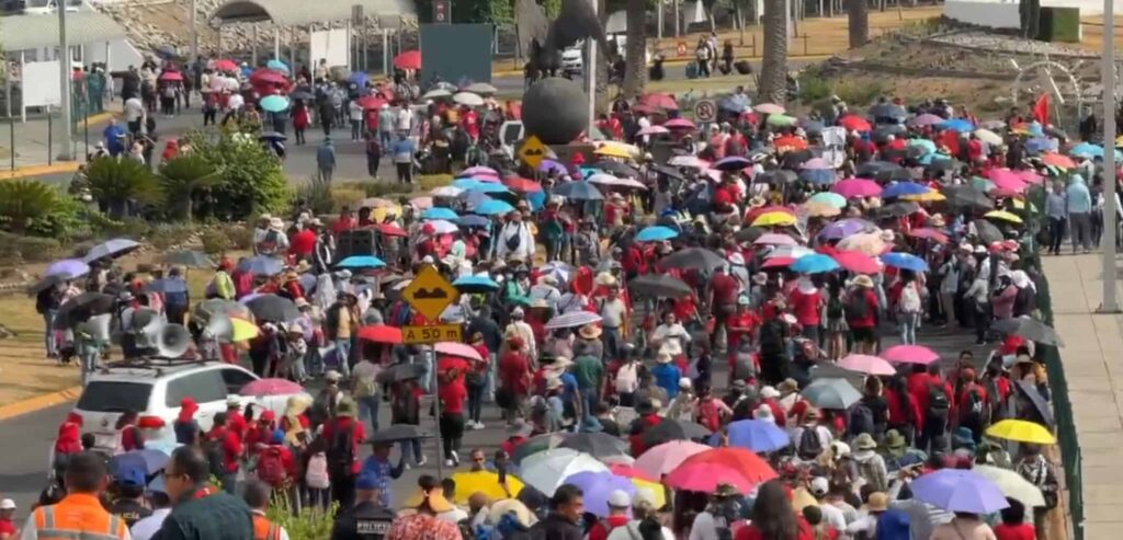 Maestros de la CNTE regresan al zócalo tras colapsar al AICM