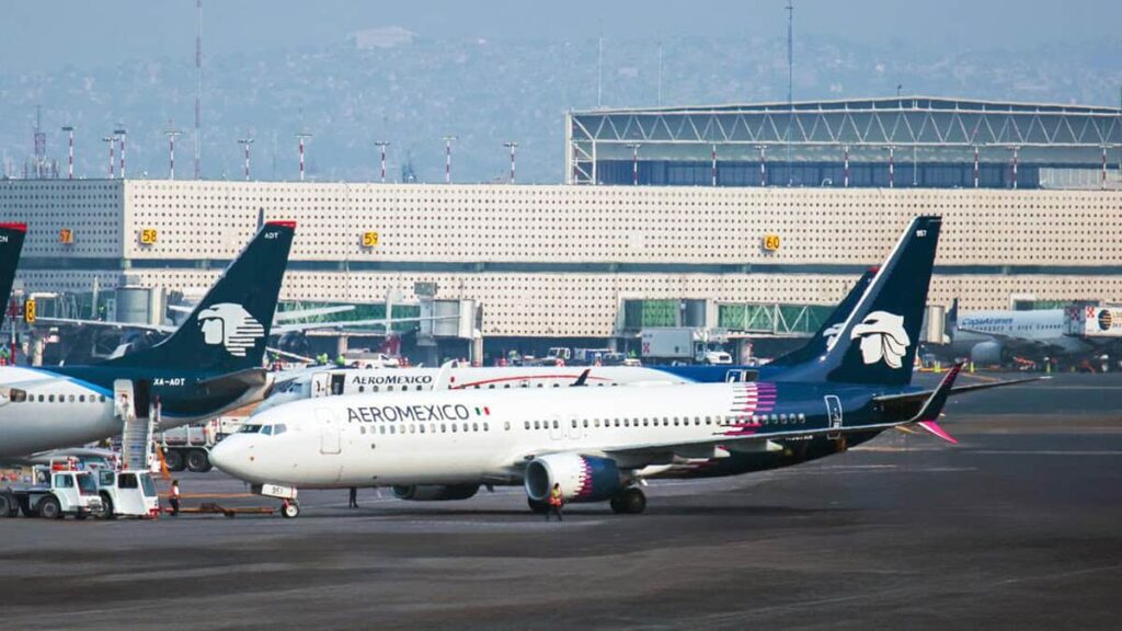 Aeroméxico ofrece cambio de vuelo gratis a pasajeros afectados por bloqueo de la CNTE en el AICM