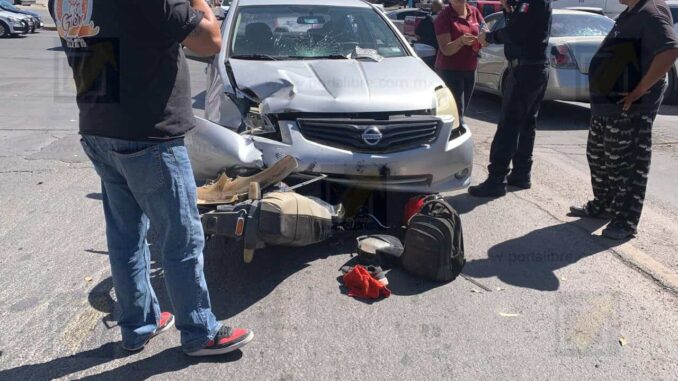 Motociclistas se quedan sin frenos y terminan debajo de un vehículo