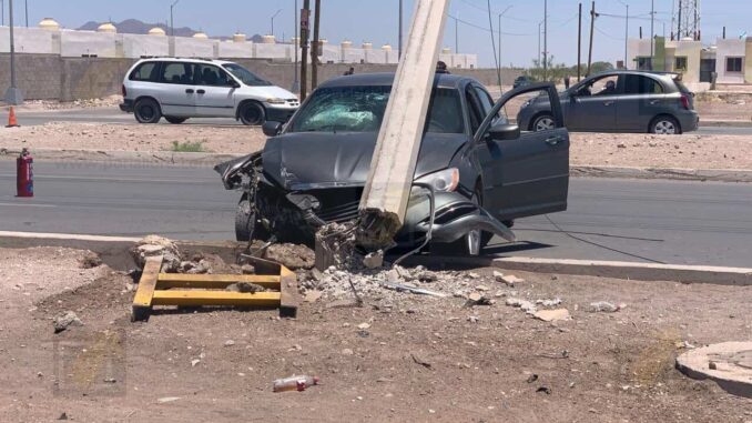 Conductora choca contra poste en avenida Equus 