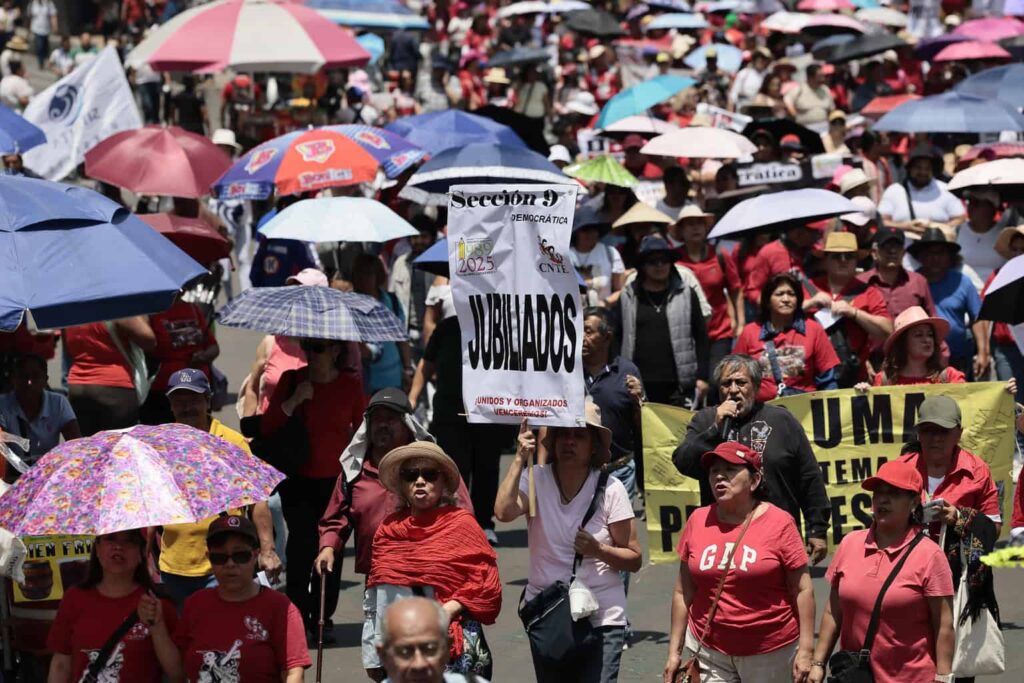 CNTE mantiene plantón y decidirá acciones en asamblea nocturna
