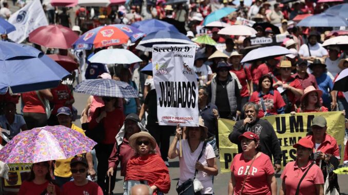 CNTE mantiene plantón y decidirá acciones en asamblea nocturna