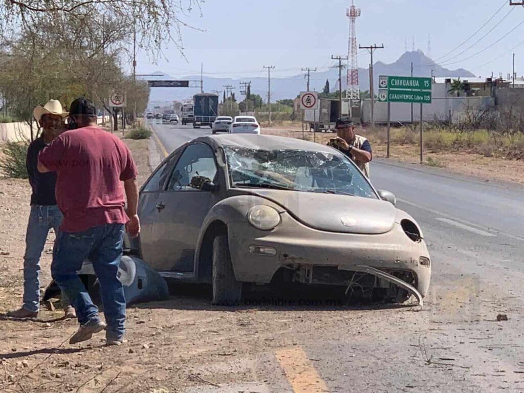 Trasladan al hospital a dos tripulantes de un automóvil volcado en la carretera a Aldama