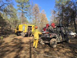 Llevan insumos para brigadistas que combaten incendios forestales en Madera