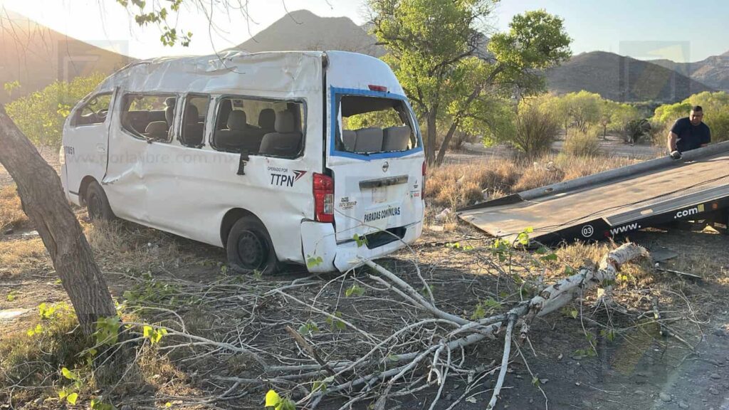 Volcadura de transporte de maquila deja 8 heridos en la vialidad Sacramento